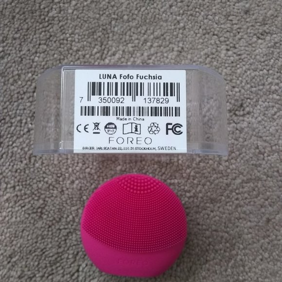 FOREO Luna Foto Facial Cleansing Device - Picture 4 of 4